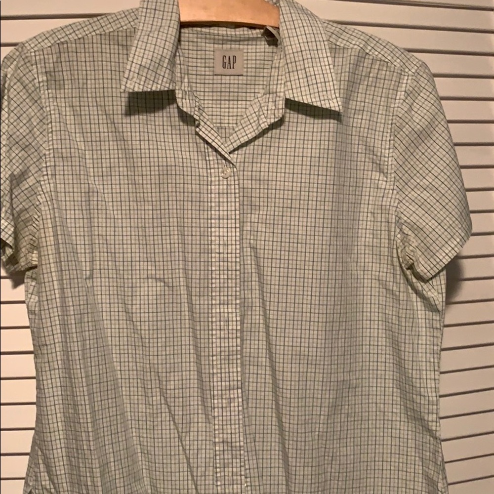 Gap short sleeve button down shirt